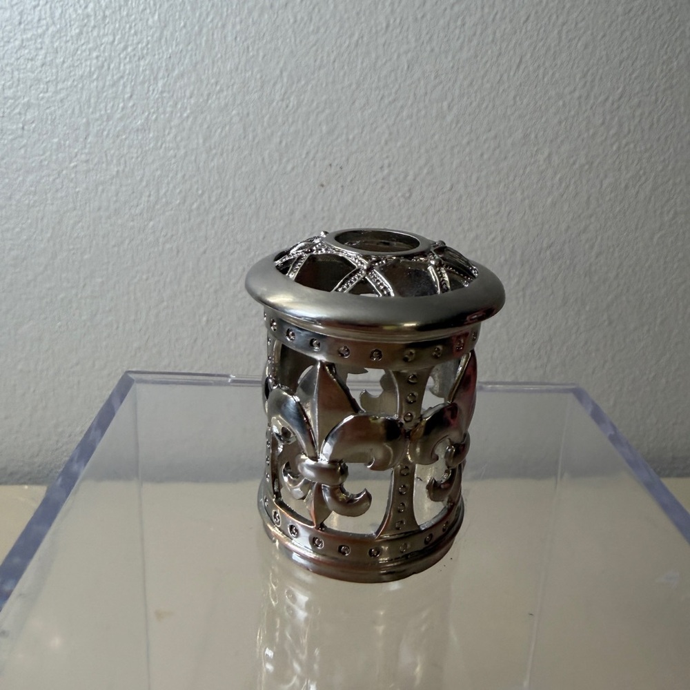 Ornate Silver Fleur-de-Lis Metal Lampe Berger Cap